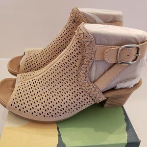 Earth Sandals, Size 7.5, Color - Nude